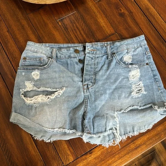 Celebrity Pink shorts - Picture 1 of 3